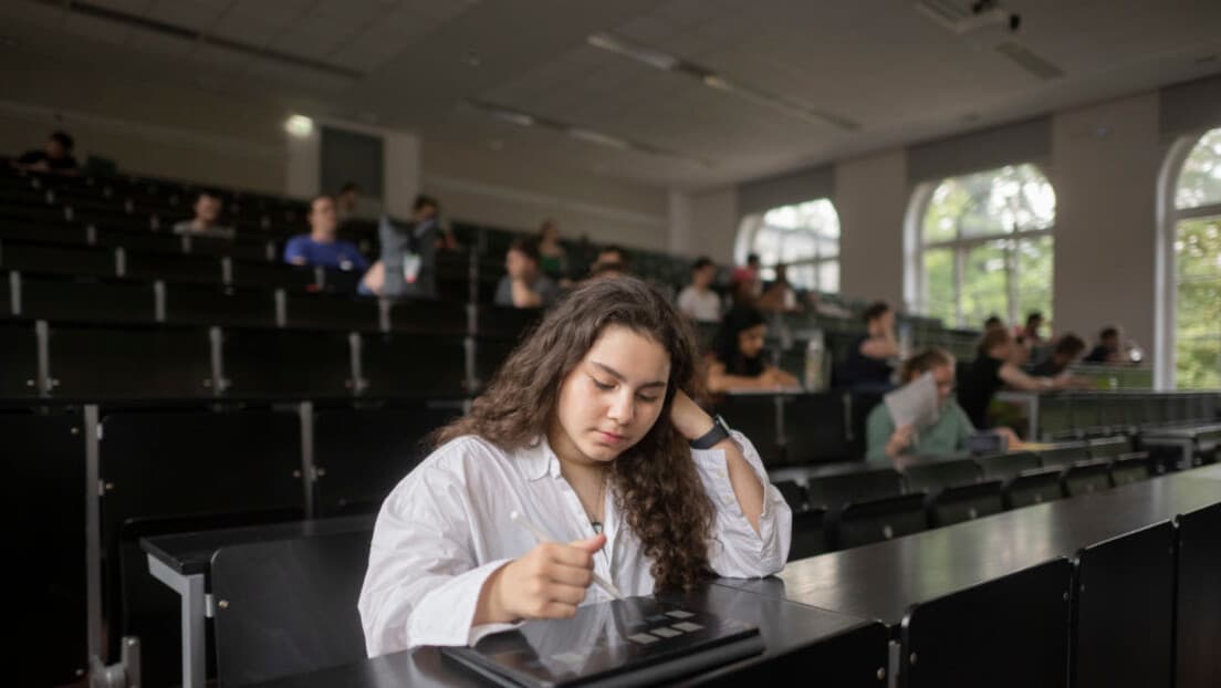 Sve manje studenata na državnim fakultetima: Zašto se upisi smanjuju i gde studenti najčešće odlaze