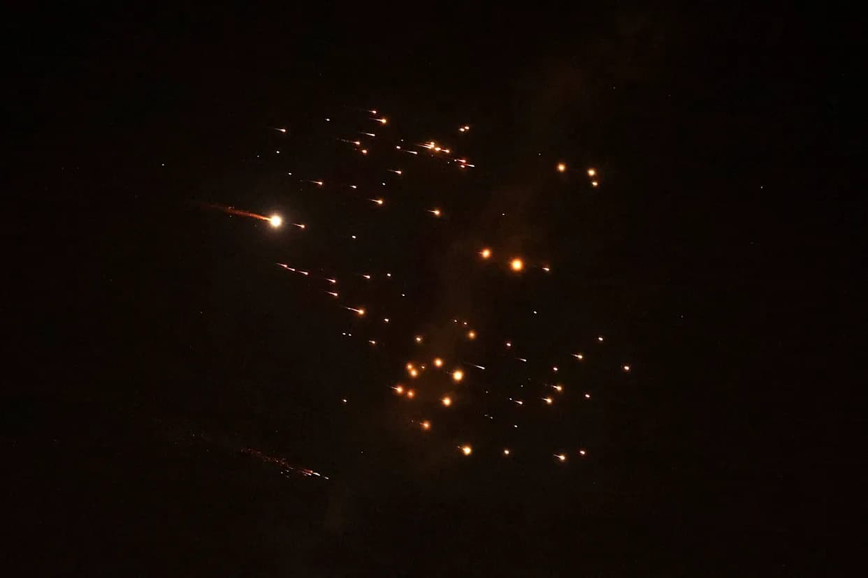 Iran Lansirao 'Osvetnički' Napad Klasterskim Raketama Na Centralni Izrael — Poginulo Dvoje