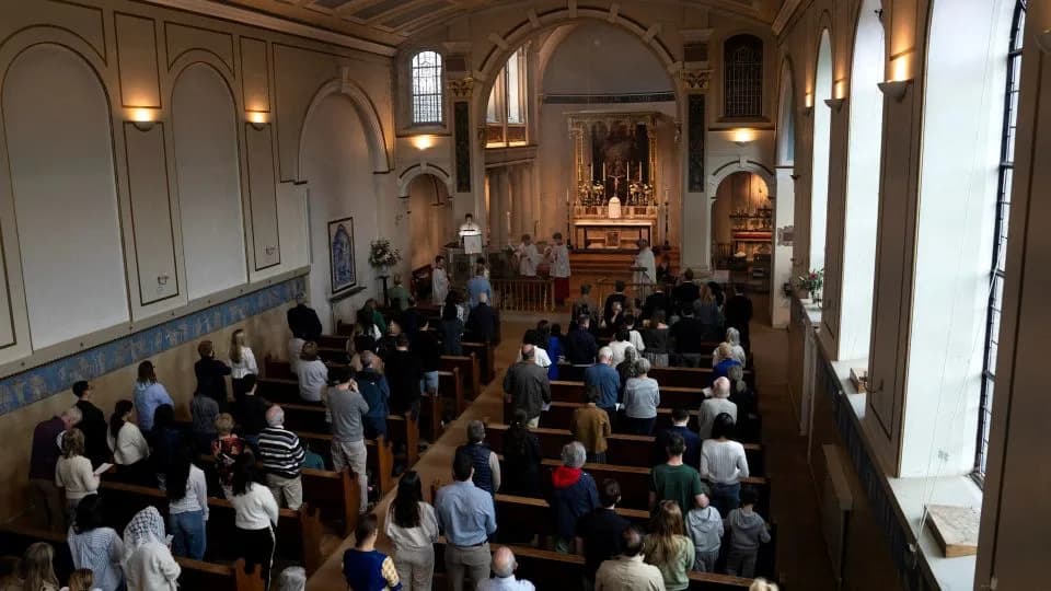 YouGov Povukao Izveštaj O „Tihom Preporodu“ Crkvene Posećenosti Nakon Otkrivanja Lažnih Odgovora