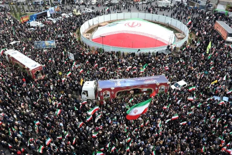 Hiljade u Teheranu na sahrani komandanta mornarice Revolucionarnih gardi: „Ostaćemo do kraja“