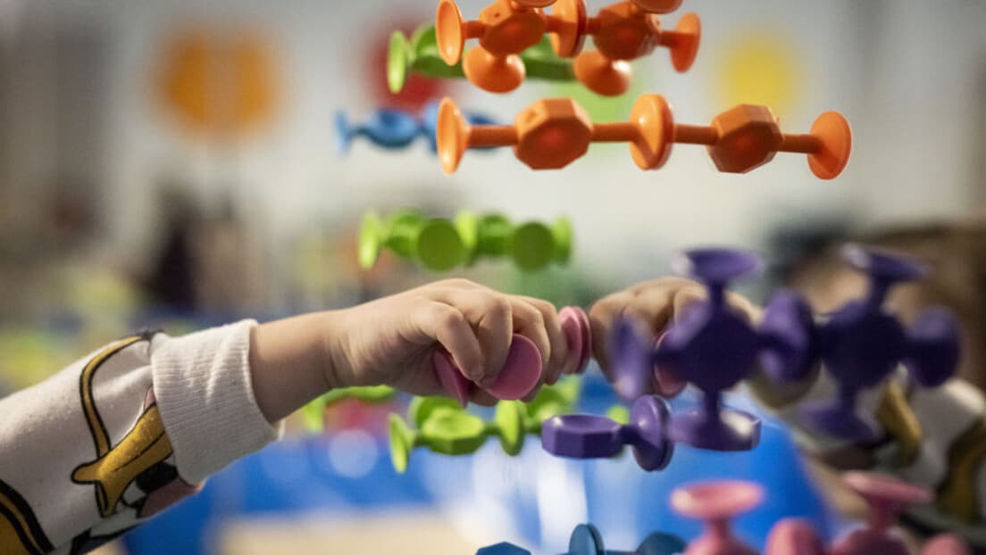 Nacrt zakona „roditelj‑negovatelj”: Ko dobija nadoknadu od 65.000 dinara i po kojim uslovima