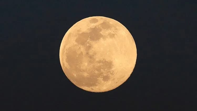 Rozi Mesec Večeras — Zašto Nije Stvarno Rozi i Kada Ga Proučiti