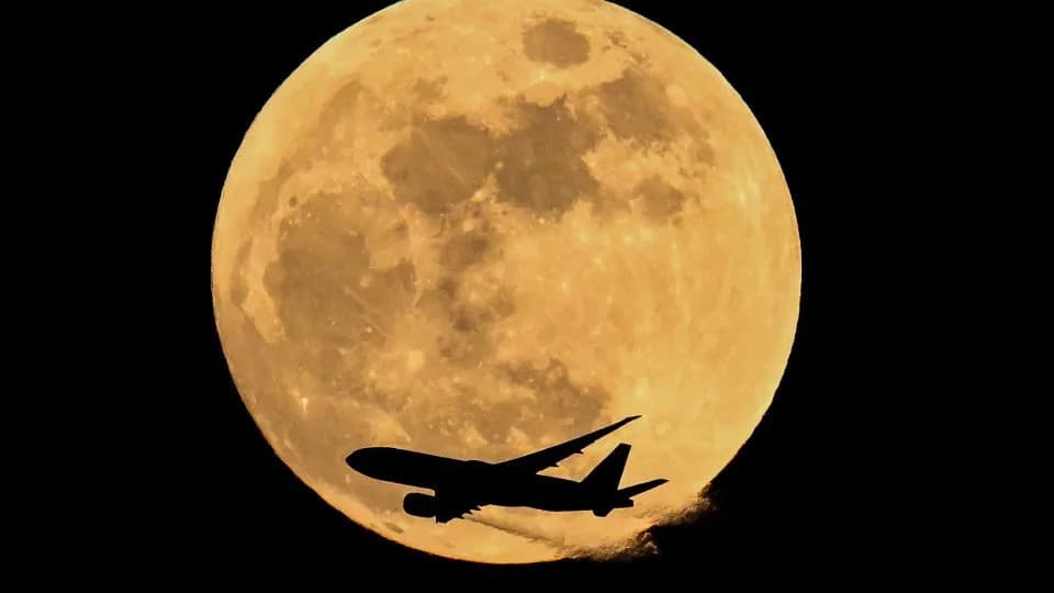 Pun „ružičasti“ mesec obasjao nebo dok je Artemis II poletao ka Mesecu