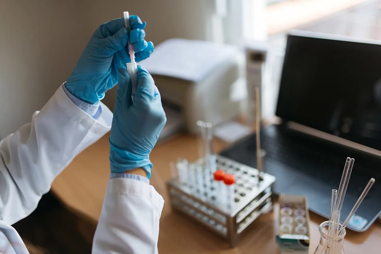 Istraživači Otkrili: Jednokratne Rukavice Izazivaju Lažne Nalaze Mikroplastike