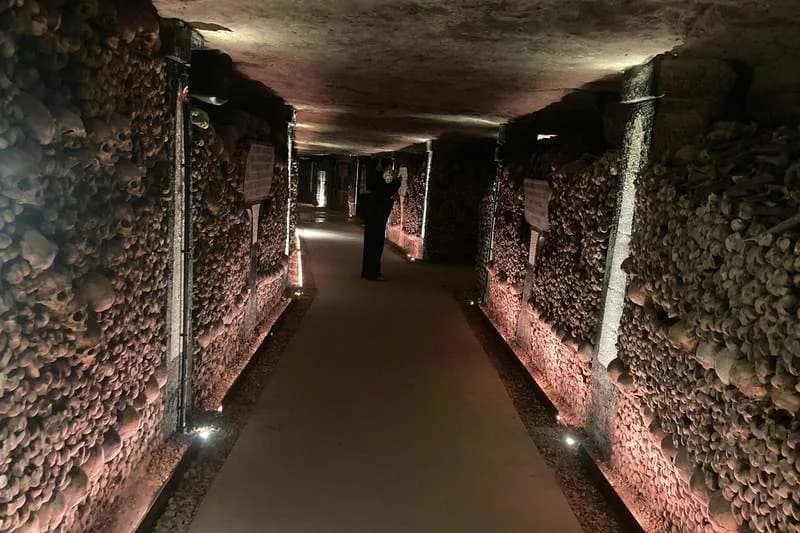 Pariz Ponovo Otvara Katakombe — Moderne Mere Za Zaštitu Miliona Kostiju