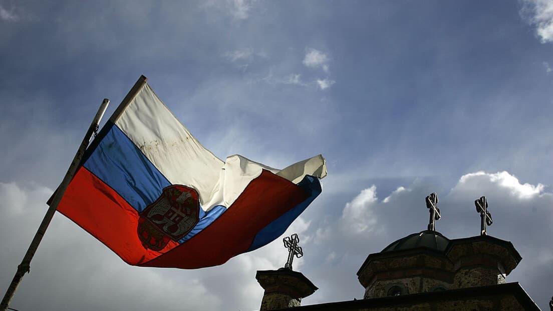 Kurtijeva „čestitka“ za Vaskrs: U Gračanici skidaju srpske zastave uz asistenciju kosovske policije