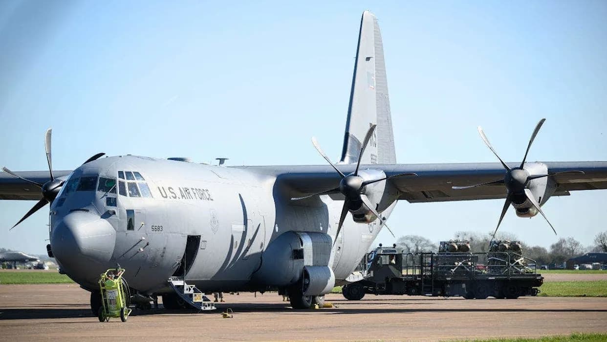 Muškarac Se Popeo Na Američki C-130 Na Aerodromu Shannon i Napao Ga Sekiricom — Priveden