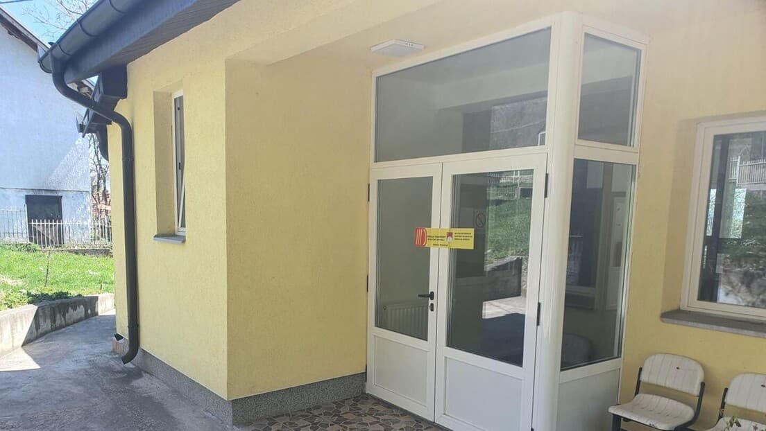 Nove table prištinskih institucija na ambulantama u Banje i Suvo Grlo — Beograd: Protivpravno i u suprotnosti s EU dogovorom