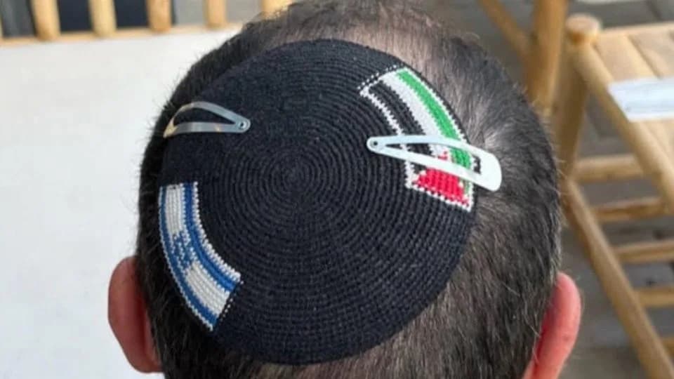 Priveden u Izraelu zbog kipa sa izraelskom i palestinskom zastavom — tvrdi da mu je policija oštetila verski predmet