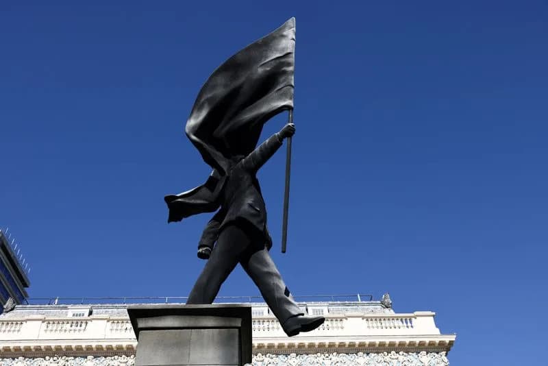 Banksy Postavio Provokativnu Skulpturu Muškarca Sa Zastavom Blizu The Mall-a