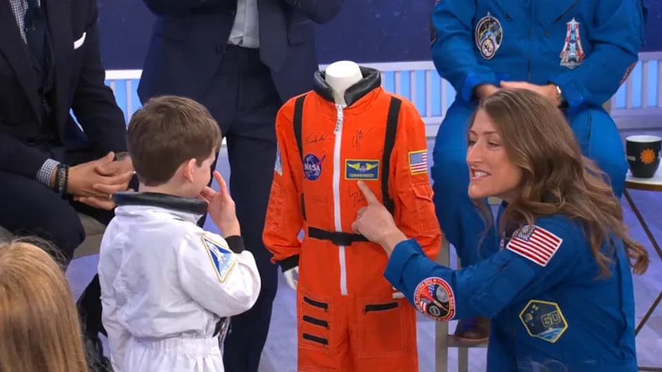 Posada Artemis II Iznenadila Petogodišnjeg „Commandera Jacka“ Potpisanim Svemirskim Odelom