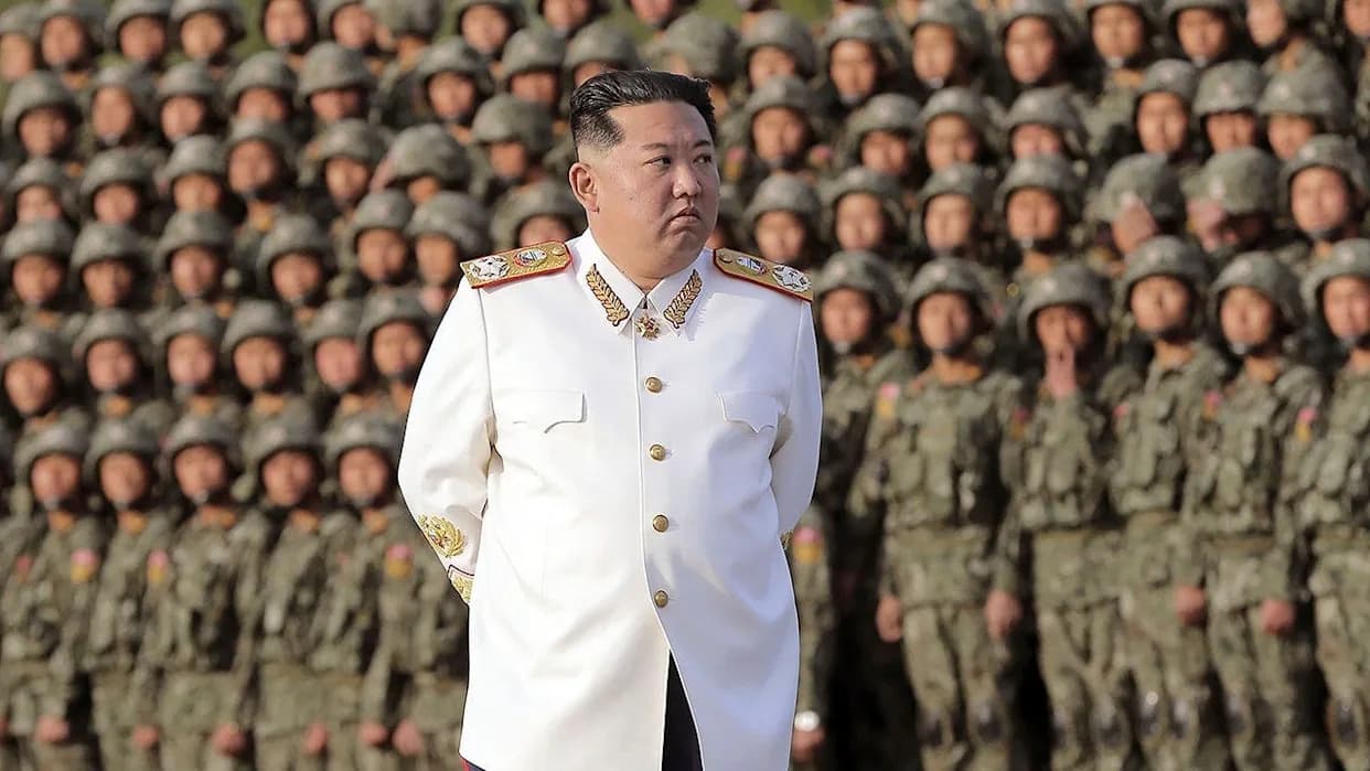 Kim Jong Un Pohvalio "Samouništenje" Vojnica: Otkrivena Ekstremna Severnokorejska Doktrina na Bojnom Polju