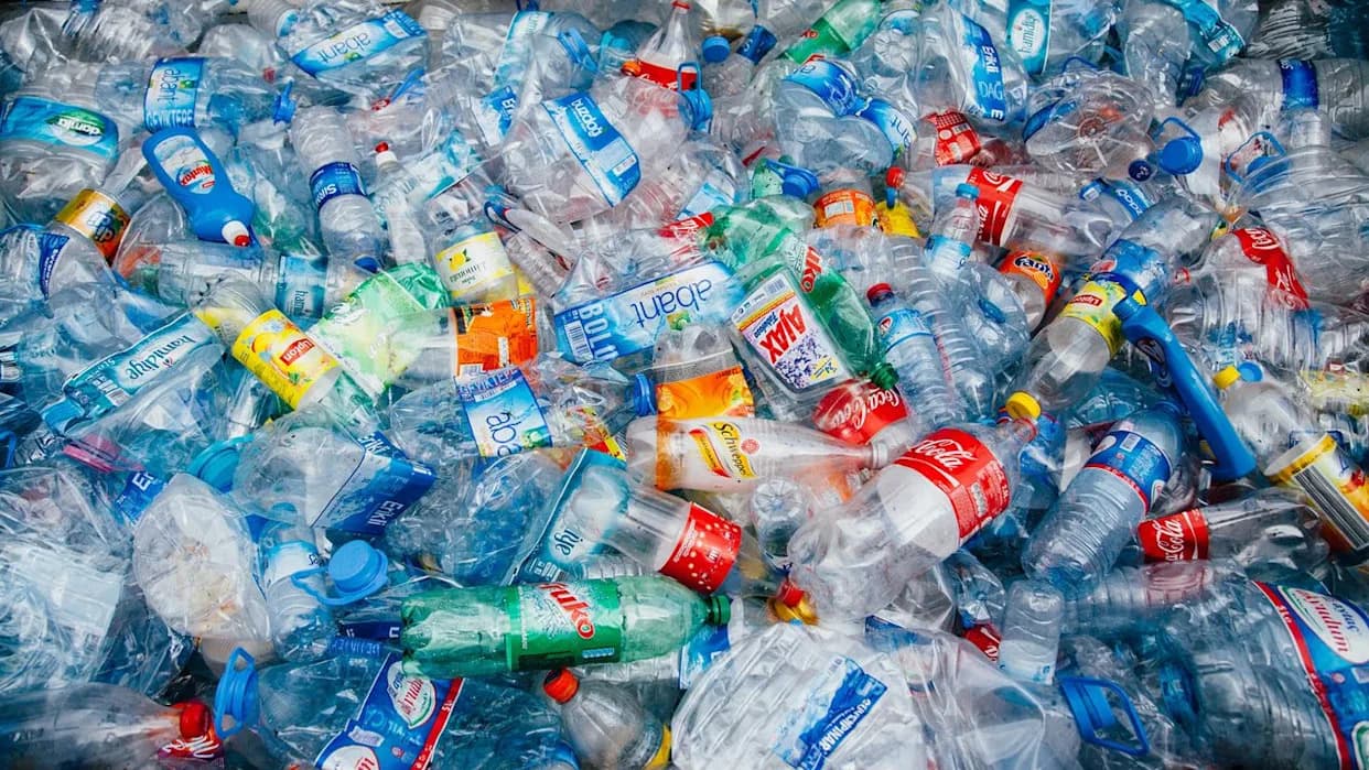 Plastika u vodonik: Solarni proces koristi sumpornu kiselinu iz starih akumulatora za proizvodnju čistog vodonika