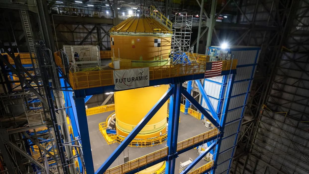 Artemis 3: Osnovni stepen postavljen u VAB, NASA sprema orbitalne testove landera za 2027.