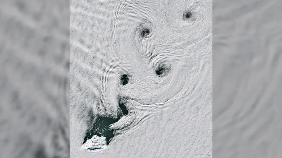 Svemirski snimak: Hipnotični vrtlozi iznad ostrva Peter I snimljeni Landsat 8