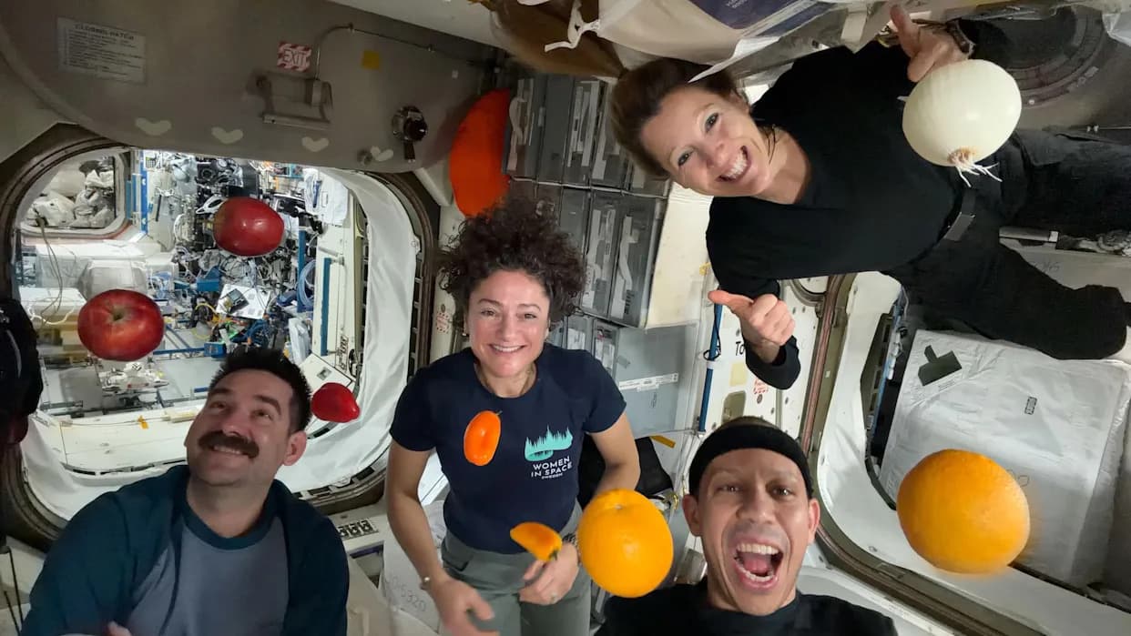 Astronauti ISS-a Pozirali Sa Svežim Voćem: Cygnus XL Doneli Namirnice i Naučnu Oprema