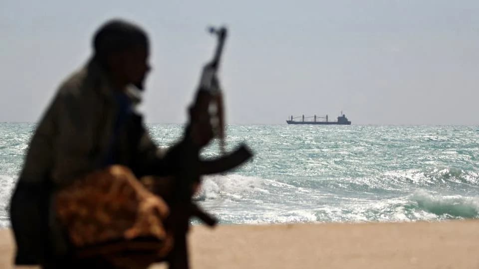 Pirati Se Vraćaju Dok Brodovi Zaobilaze Tjesnac Hormuz — Porast Napada Duž Somalijske Obale