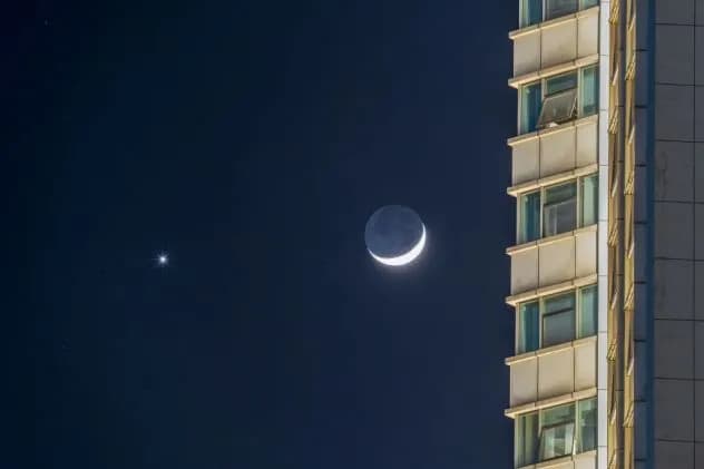 Srp Meseca Pored Venere i Jupitera — Trodnevna Nebeska Predstava Nakon Zalaska