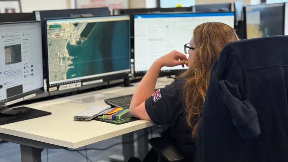 Mali Centar U Portsmouthu Koji Prvi Prima Pozive Napadnutih Brodova U Hormuškom Moreuzu