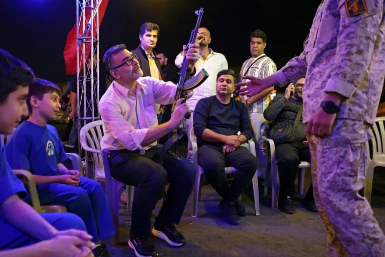 U Teheranu civili uče rukovanje AK-47: Vlasti pripremaju građane za mogući povratak sukoba