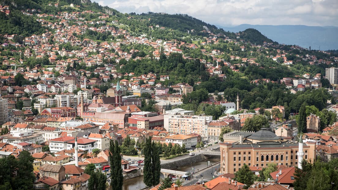 Hapšenje na Ilidži: 39-godišnjak osumnjičen za prosipanje crvene boje i grafit "4S" na lokalima u Ferhadiji