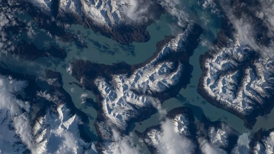 Astronautkinja Jessica Meir snimila zasnežene Ande i tirkizno Jezero Argentino iz svemira