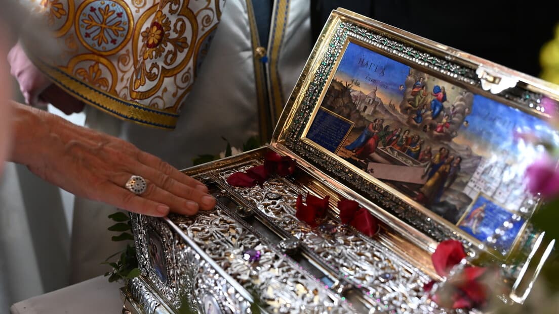 Časni Pojas Presvete Bogorodice Predvodi Spasovdansku Litiju — Iguman Vatopeda: „Gde God Ide, Čini Mnoga Čuda“