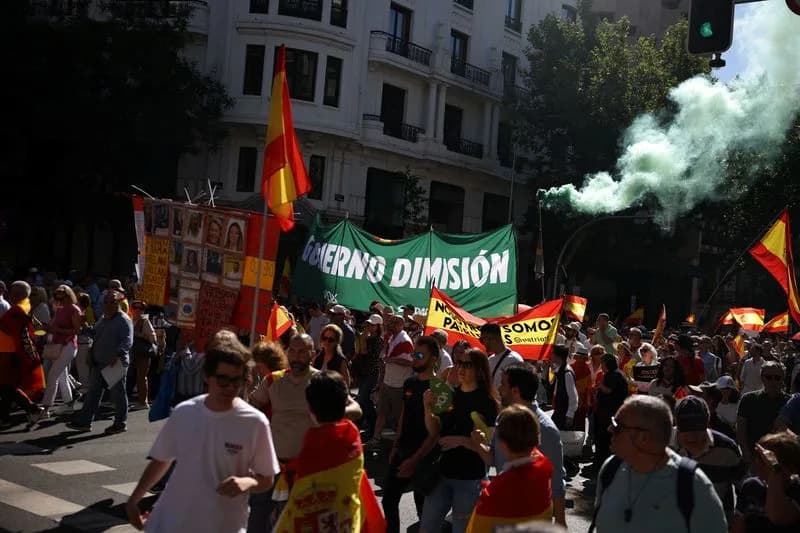 Desetine hiljada marširalo kroz Madrid tražeći ostavku Pedra Sancheza; sedam policajaca povređeno