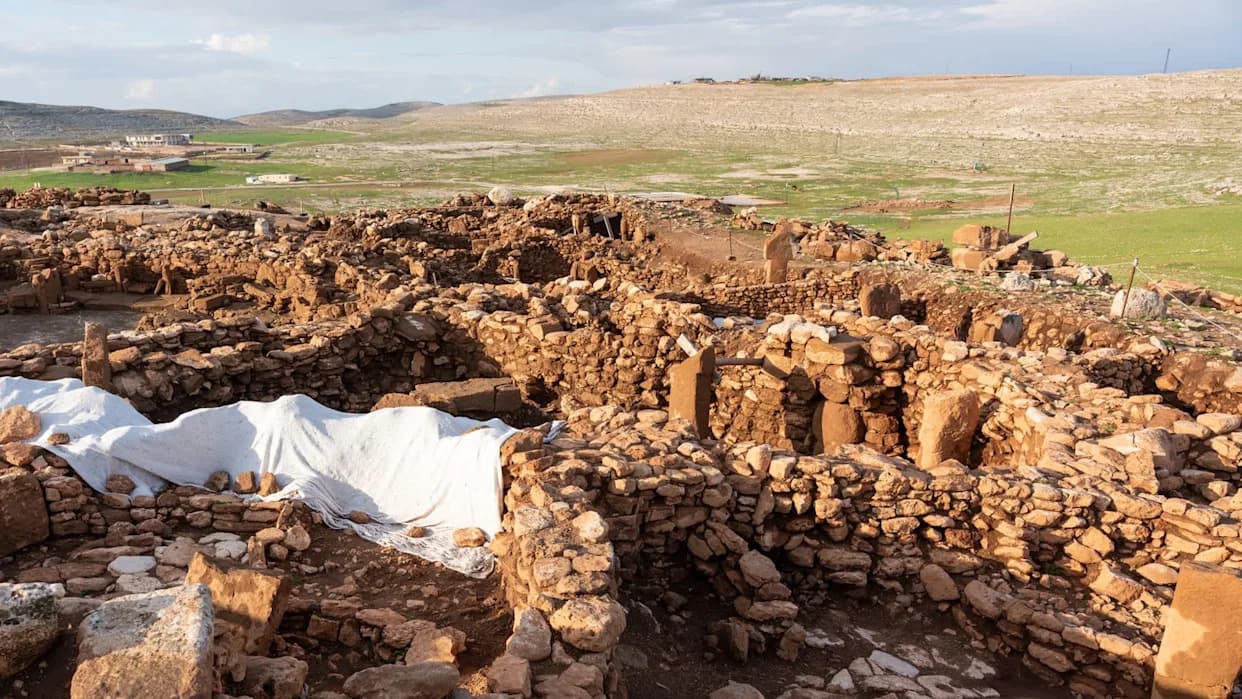 Stela Majke Boginje Stara 2.200 Godina Pronađena Pored Starog Puta Otkriva Moguće Svetilište u Lidiji