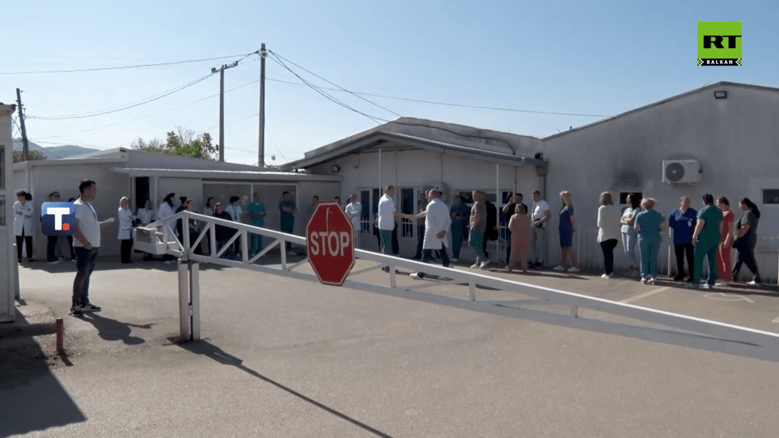Gračanica: Radnici zdravstva i škola mirno protestuju — podrška uhapšenim direktorima dok traju pritvori