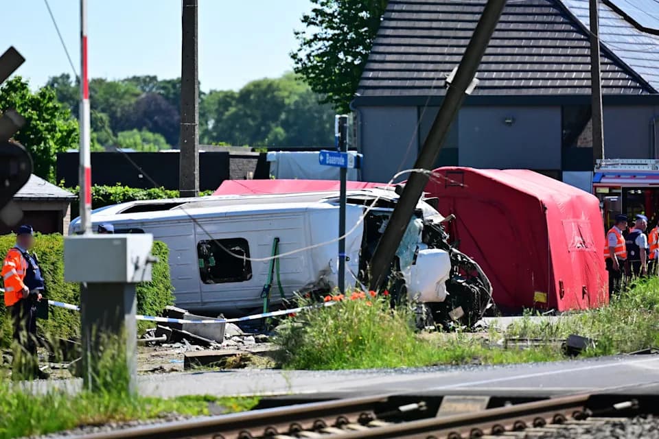 Tragedija u Buggenhoutu: Voz Udarilo Kombi Sa Učenicima Sa Posebnim Potrebama — Četiri Poginula