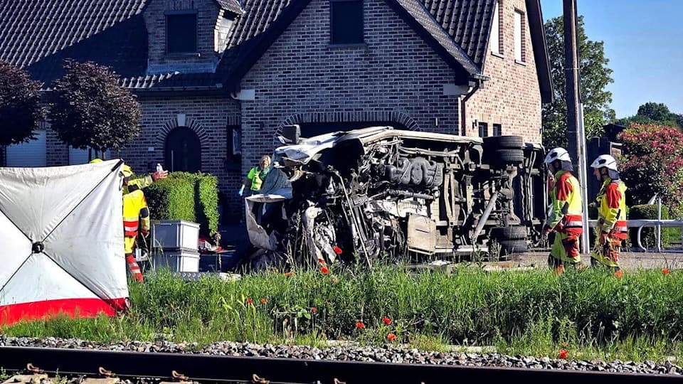 Stravičan sudar kod Buggenhouta: Voz udario u minibus sa decom — 4 poginula, 5 teško povređeno
