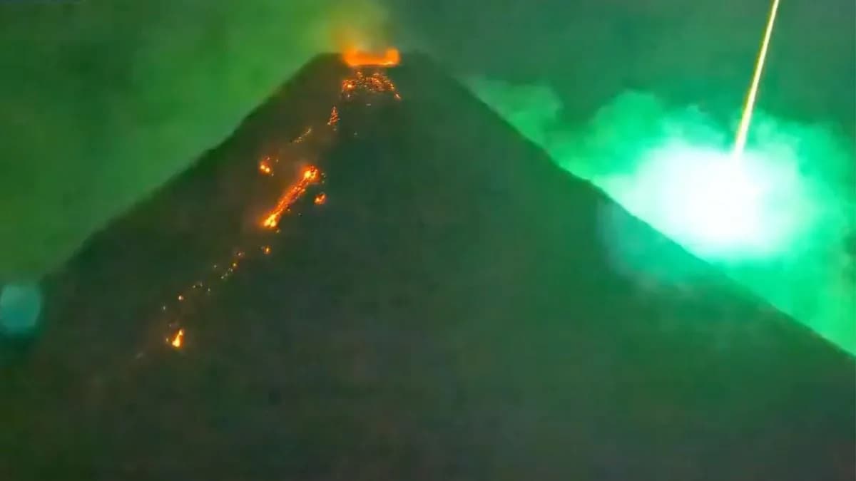 Zelena vatrena kugla „upala“ u snimak erupcije: meteor prostrujao iznad vulkana Mayon