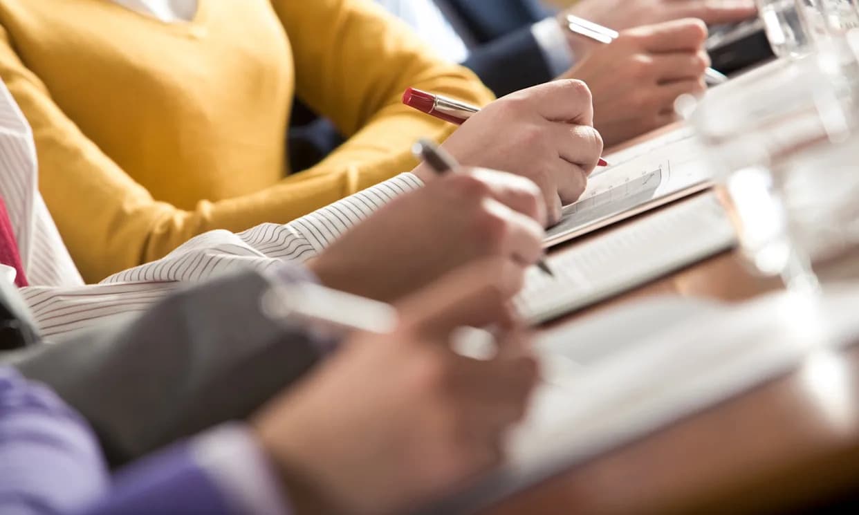 Zašto Je 90% Ljudi Dešnjak? Dva Evoluciona Faktora Iza Prevlasti Desne Ruke