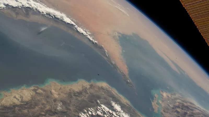 SAD Onesposobile Brod Pod Zastavom Gambije U Zalivu Omana — M/V Lian Star Pogođen Raketom