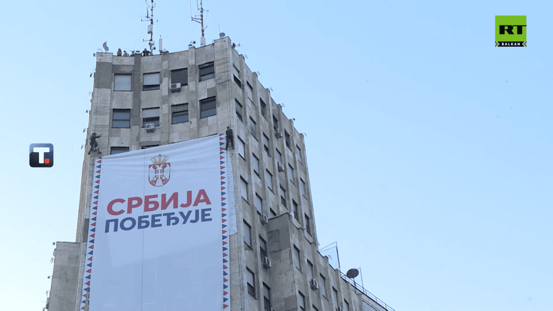 Zbog zaštićenih belih čiopa skinut baner "Srbija pobeđuje" sa Palate Albanija