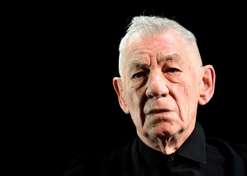 Ian McKellen Predvodio Londonsku Šetnju Protiv Kolonijalnih Zakona Koji Kriminalizuju LGBTQ+
