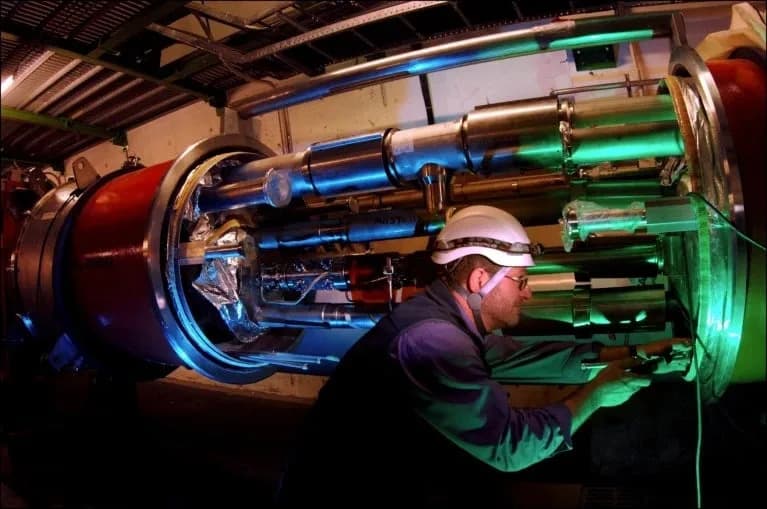 Eksotične Čestice Mogle Bi Poremetiti Fiziku: LHCb Beleži ~4σ Anomaliju U Raspadu B‑Mezona