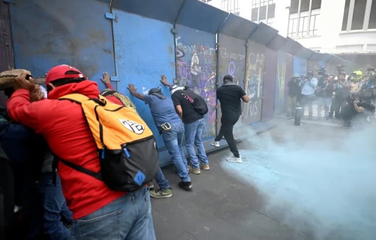Sukob kod Zocala: Meksička policija bacila suzavac na protest učitelja 10 dana pre Mundijala