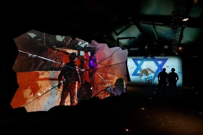 We Shall Rise — Imerzivna instalacija na krovu Azrieli centra prikazuje izraelsko iskustvo od 7. oktobra