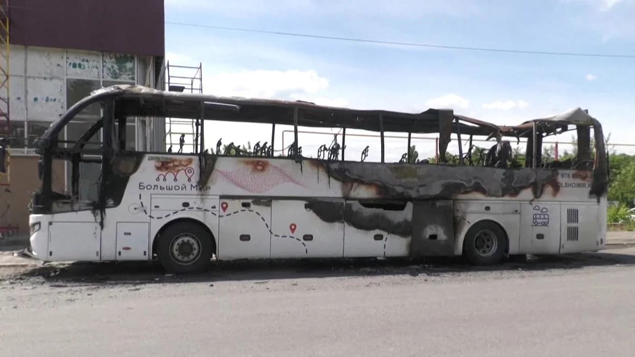 Sedam poginulih i 11 povređenih nakon što je dron pogodio autobus u Donjecku; crni dim nad Sankt Peterburgom