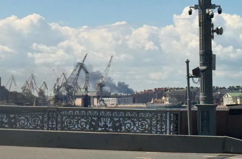 Masovni napad dronova na Sankt Peterburg na kraju ekonomskog foruma — Pulkovo privremeno zatvoren, oboreno 141 dron