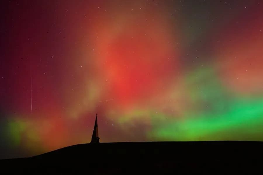 NOAA Upozorava: Moguća Geomagnetska Oluja — Šansa Za Auroru Nad SAD Ove Nedelje