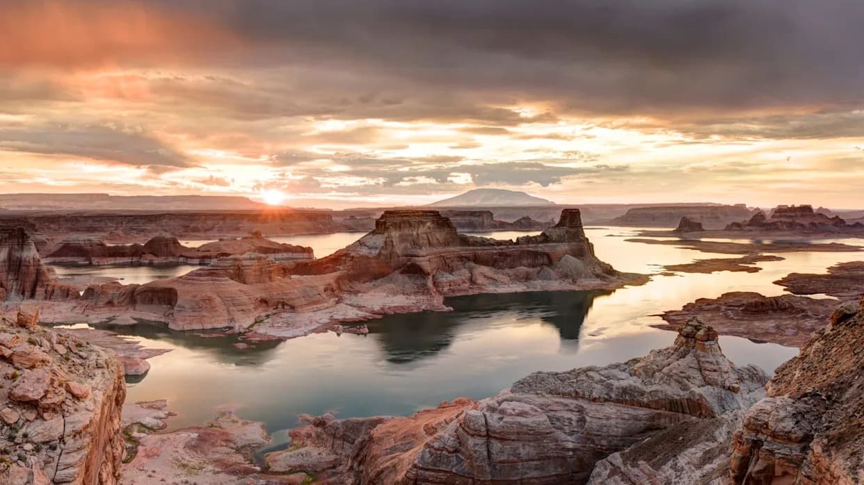 Glen Canyon Se Vraća Dok Nivo Jezera Powell Pada — Priroda i Arheologija Izranjaju Iz Vode