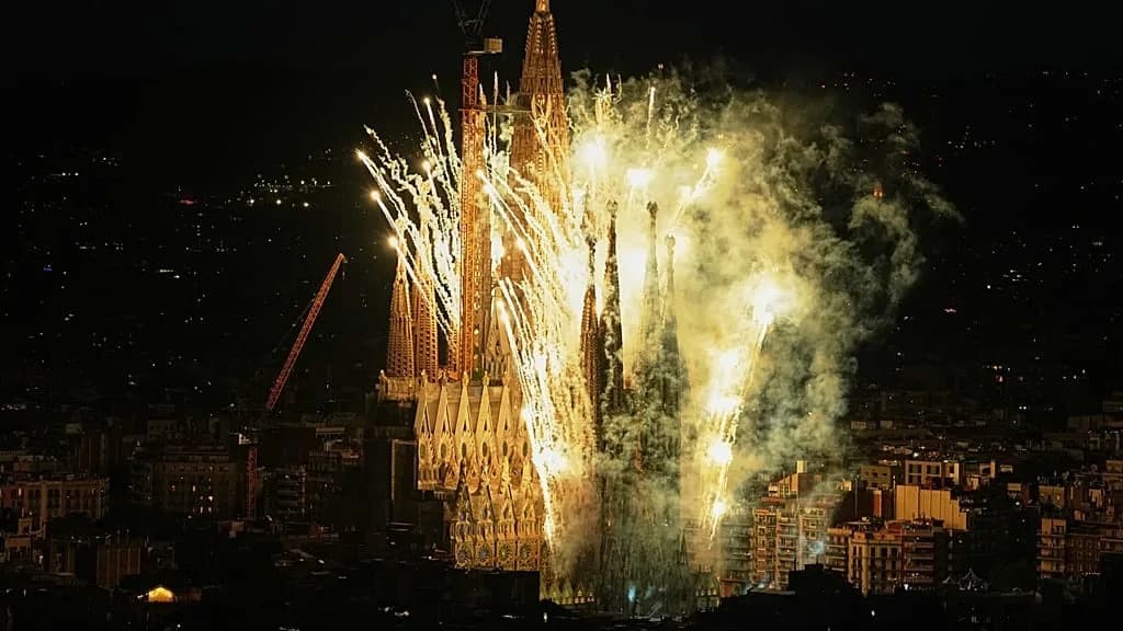 Sagrada Família Otvorila Najviši Toranj — 120.000 Ljudi Na Svečanosti U Barseloni