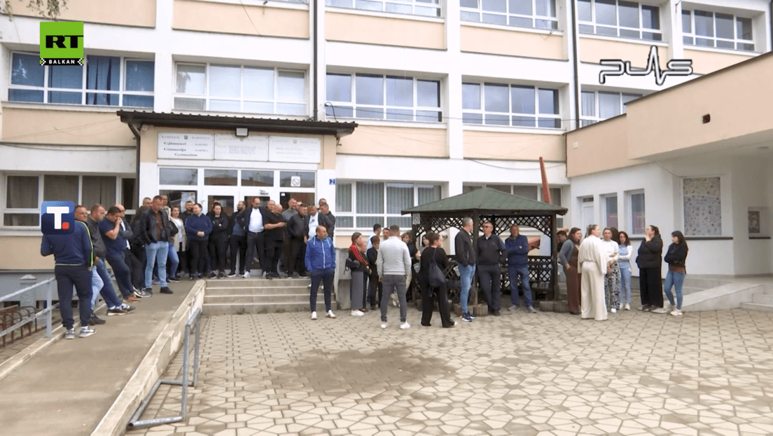 Masovni Protesti Prosvetnih Radnika u Kosovskom Pomoravlju Nakon Hapšenja Dva Direktora