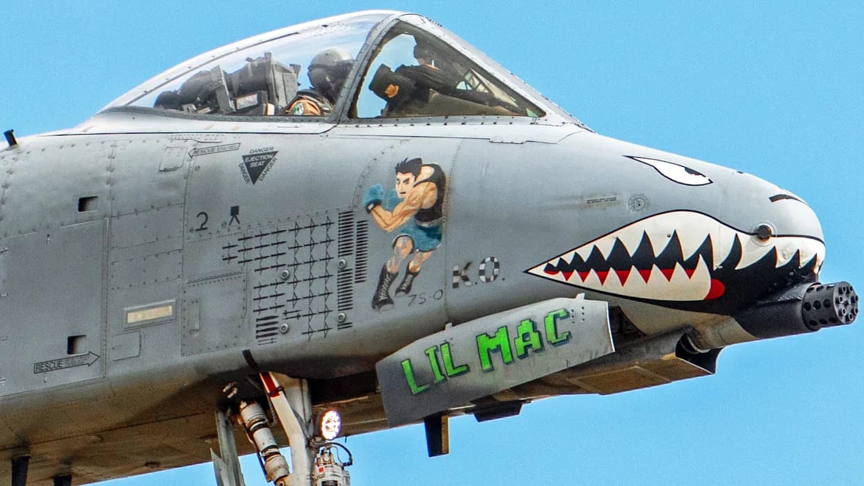 11 A-10 Warthog Sletelo Na RAF Lakenheath Sa Nose Artom I Oznakama Misija Iz Operacije „Epic Fury”