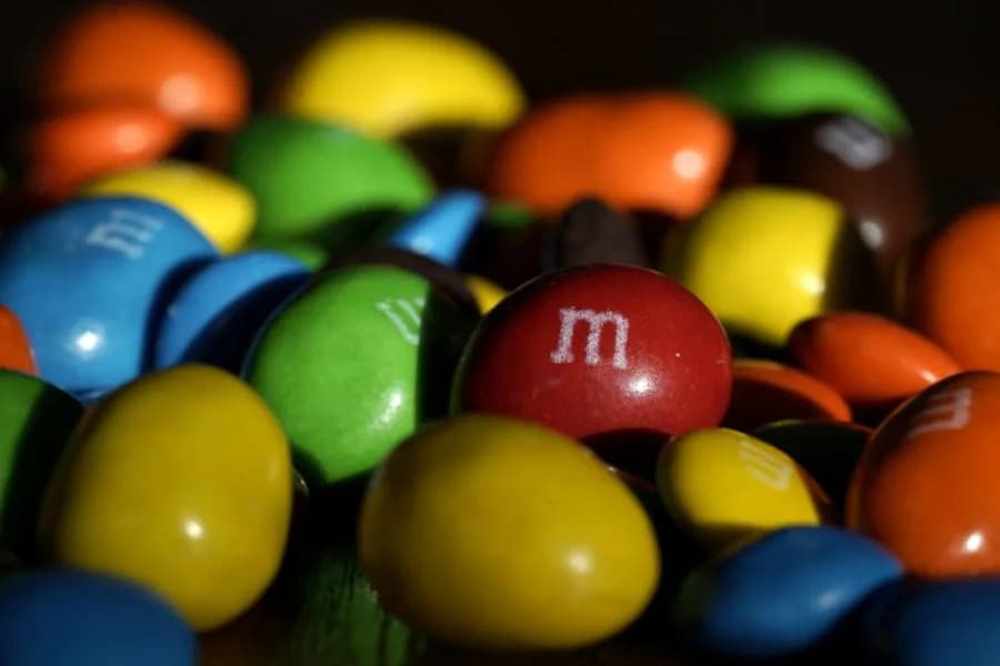 M&M's Uvode Varijantu Bez Veštačkih Boja: Plava i Braon Privremeno Izostaju