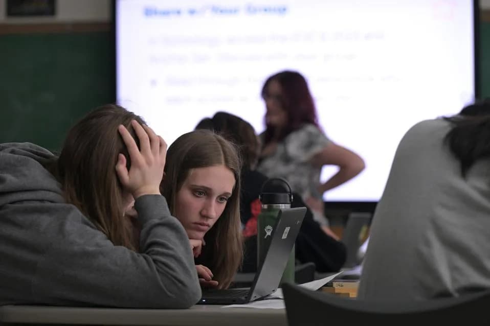 Nova Studija: Lak Pristup AI Četbotovima Izaziva Značajan Pad Učenja