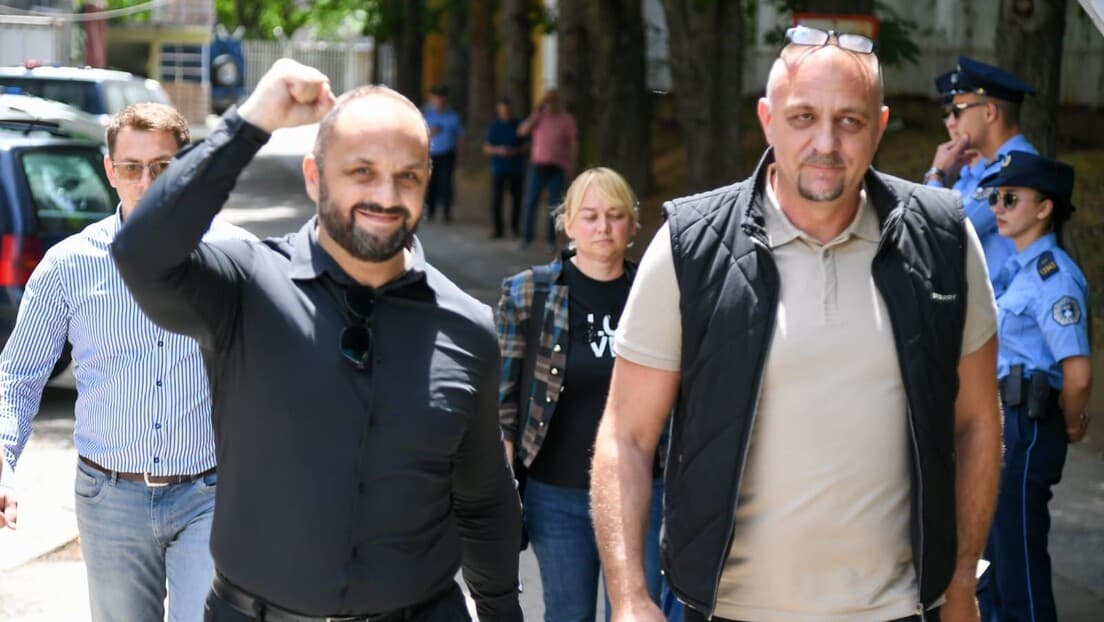 Gradonačelnik Severne Mitrovice Saslušan: "Postoji Samo Severna Mitrovica" — Optužbe Za Vandalizam Posle Prefarbavanja Znaka